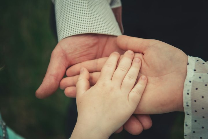 نفقه فرزند بر عهده پدر یا پدربزرگ