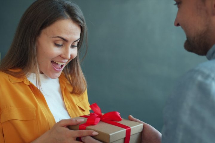 ماهیت حقوقی هبه به همسر و حق رجوع مرد یا زن
